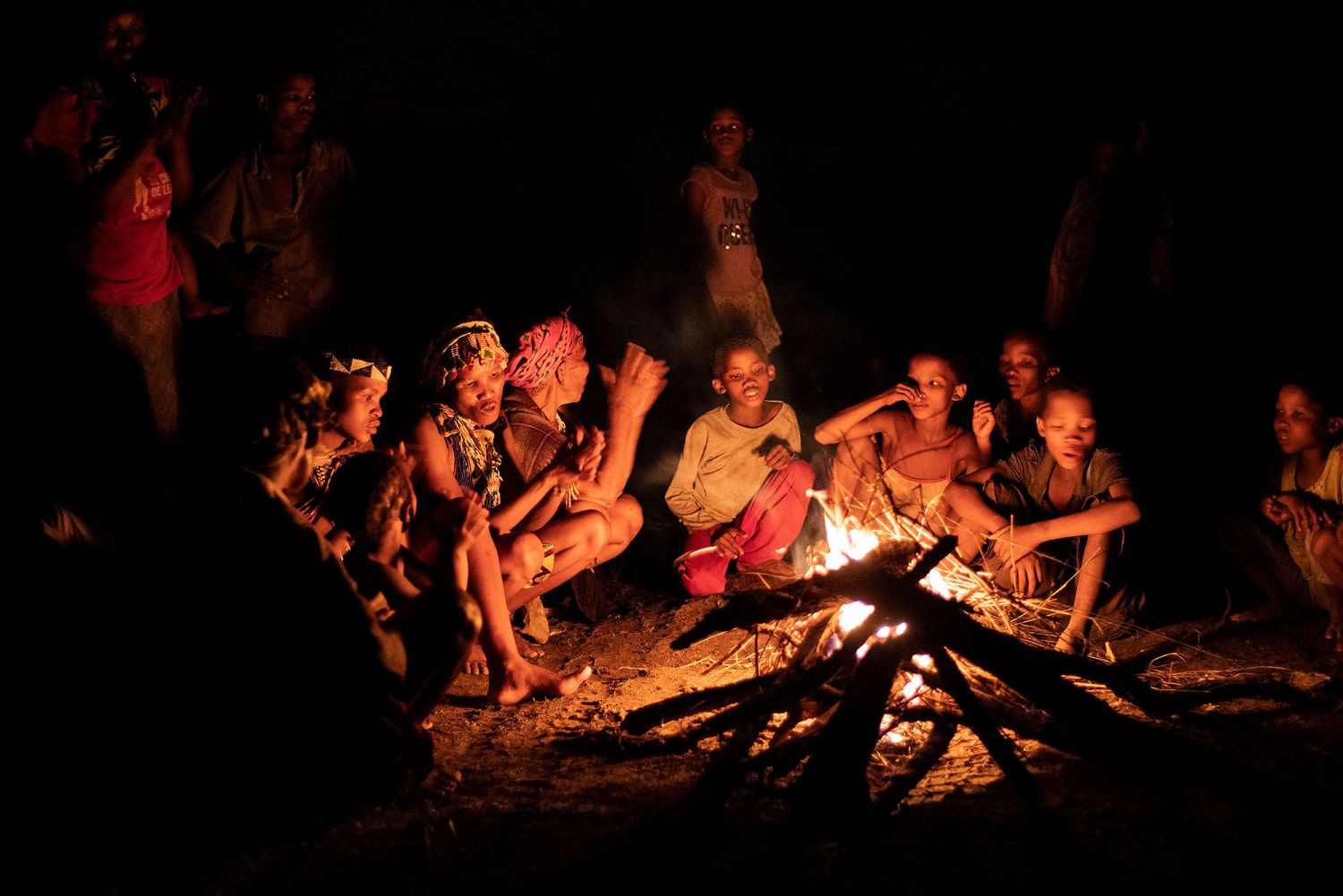 San singen am Lagerfeuer